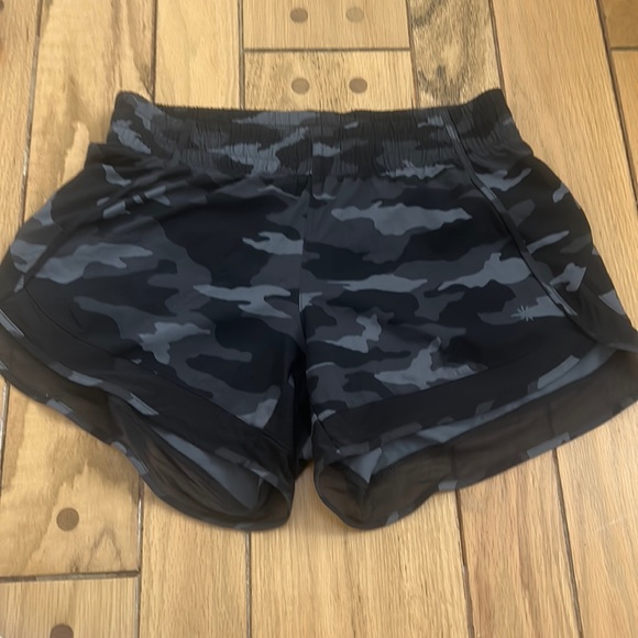 Camo print, never worn, zipper pocket - Picture 1 of 2